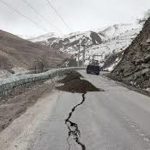 لحظه رانش وحشتناک زمین در خوزستان و سقوط کامیون به دره