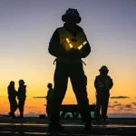 چه پروتکل‌های ایمنی باید در عرشه پرواز یک ناو هواپیمابر رعایت شوند؟