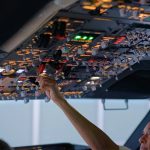 چرا در کابین خلبان هنگام سوار شدن مسافران باز است؟ چرا در کابین خلبان هنگام سوار شدن مسافران باز است؟