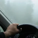 5 تا از سریع‌ترین راه‌ها برای بخارزدایی شیشه جلوی ماشین