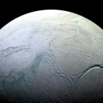 دانشمندان: انسلادوس به‌عنوان قمر یخی زحل، هدف جذابی در جستجوی حیات است