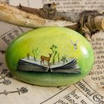 دنیایی که در یک جیب جا می شود؛ تبدیل سنگهای معمولی به بوم کوچک نقاشی دنیایی که در یک جیب جا می شود؛ تبدیل سنگهای معمولی به بوم کوچک نقاشی