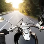 قانون ۱۲ ثانیه در موتورسواری؛ ترفند مهمی که جان شما را نجات می‌دهد!