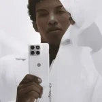 نسخه ویژه موتورولا اج 70 با رنگ سال 2026 پنتون و کریستال‌های سواروفسکی معرفی شد