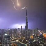 لحظه دیدنی برخورد رعد و برق به برج خلیفه در دبی + فیلم