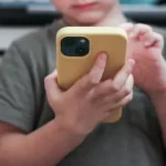 خرید گوشی برای کودک زیر ۱۳ سال یعنی بازی با آتش!