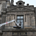 پنجره دردسرساز «موزه لوور» پشت میلهها رفت پنجره دردسرساز «موزه لوور» پشت میلهها رفت