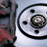 چرا ترمز خودرو قفل میکند و چگونه مشکل را رفع کنیم؟ چرا ترمز خودرو قفل میکند و چگونه مشکل را رفع کنیم؟