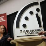 همزمان با تنشهای جهانی، ساعت آخرالزمان نزدیکتر از همیشه به نیمهشب شد همزمان با تنشهای جهانی، ساعت آخرالزمان نزدیکتر از همیشه به نیمهشب شد