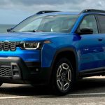 جیپ چروکی ۲۰۲۶؛ شاسی‌بلند محبوبی که حالا اقتصادی‌تر و جادارتر از همیشه است