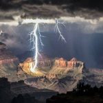 عکس حیرت انگیز از لحظه برخورد صاعقه به کوه