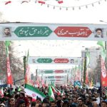 رپ‌خوانی خبرساز خواننده جوان وسط راهپیمایی ۲۲ بهمن+ فیلم