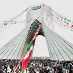 استایل ارتشی دختر جوان در راهپیمایی ۲۲ بهمن جلب توجه کرد+ عکس