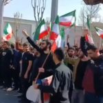 درگیری در دانشگاه شریف / بزرگداشت کشته‌شدگان دی‌ماه به خشونت کشیده شد + فیلم