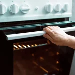 چرا باید پیش از پخت و پز، فر را گرم کنیم؟