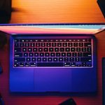 مک بوک های آینده اپل دست غریبه ها را از فضولی در نمایشگر کوتاه می‌کنند