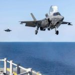 آمریکا برای اولین بار موفق به فرود جنگنده F-35B روی کشتی تهاجمی USS Kearsarge شد آمریکا برای اولین بار موفق به فرود جنگنده F-35B روی کشتی تهاجمی USS Kearsarge شد