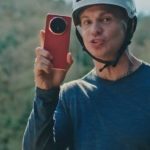 تست مقاومت عجیب برای لولای گوشی تاشو: آنر یک انسان را از گوشی Magic V6 آویزان کرد