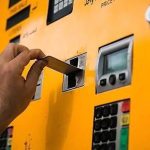 سهمیه بنزین از سال ۱۴۰۵ به کارت بانکی منتقل می‌شود؛ پایان دوران کارت سوخت؟